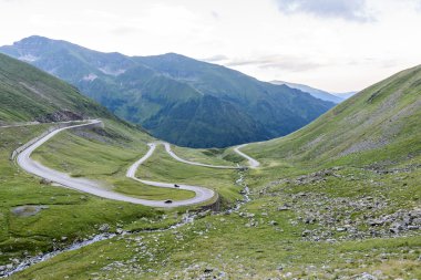 Gün batımında, Romanya fagaras dağlarda ünlü dolambaçlı yol fotoğrafı.