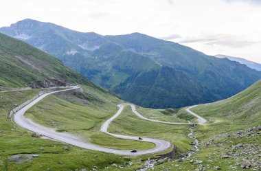 Gün batımında, Romanya fagaras dağlarda ünlü dolambaçlı yol fotoğrafı.