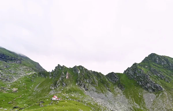 Foto des Balea-Gipfels und eines Hauses in den Fagaras-Bergen bei Sonnenuntergang, Rumänien. — Stockfoto