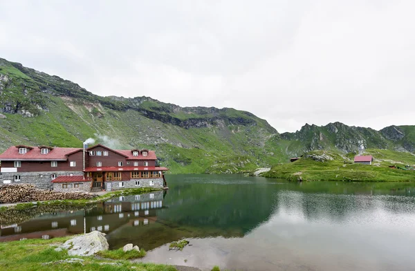 Foto de balea lake in fagaras mountains at sunset, Rumania . — Foto de Stock