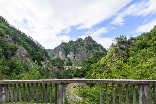 Foto av bron och toppar i Făgăraş bergen, Rumänien. — Stockfoto