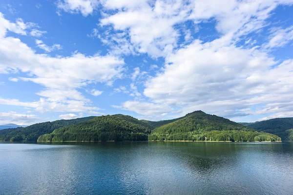 Foto van vidraru lake in bergen van fagaras, Roemenië — Stockfoto