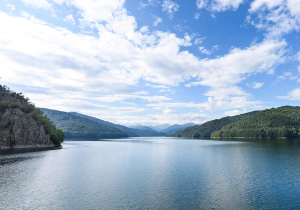 Foto van vidraru lake in bergen van fagaras, Roemenië — Stockfoto