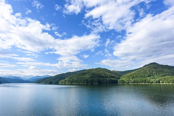 Foto van vidraru lake in bergen van fagaras, Roemenië — Stockfoto