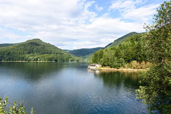 Photo du lac vidraru dans les montagnes de fagaras, Roumanie — Photo