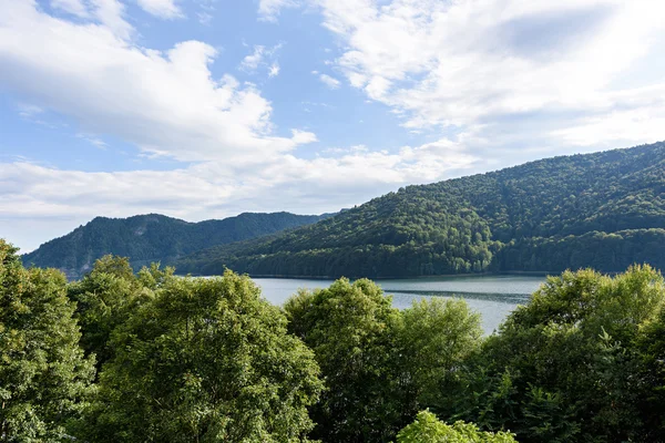 Foto di lago di vidraru in montagne di fagaras, Romania — Foto Stock