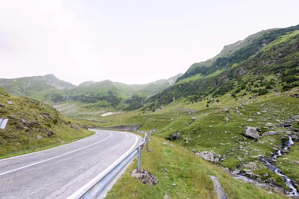 Fotografia zielony szczyt capra, drogi i rzeczki w fagaras góry, Rumunia. — Zdjęcie stockowe