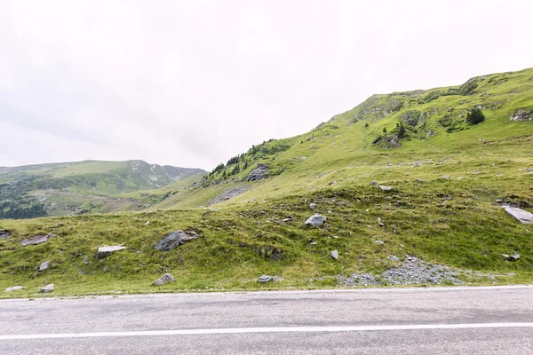 Foto do pico de capra verde, uma estrada em fagaras montanhas, Roménia . — Fotografia de Stock