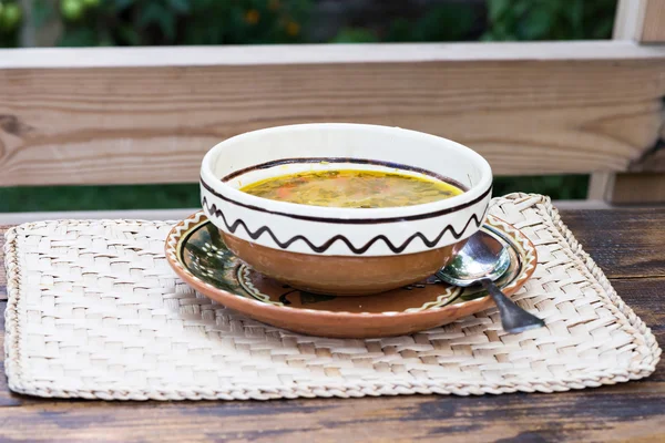 レストランのテーブルの装飾と伝統的な座間鶏スープ プレート — ストック写真