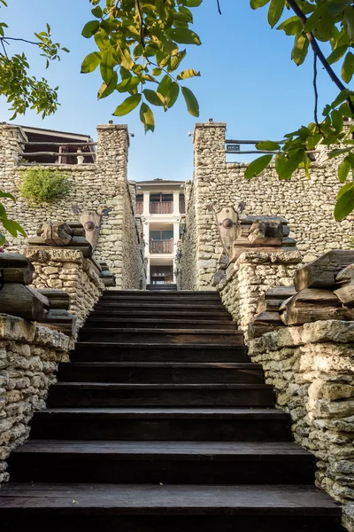 Escaleras de madera en un castillo con paredes de piedra en orheiul vechi vila etnica — Foto de Stock