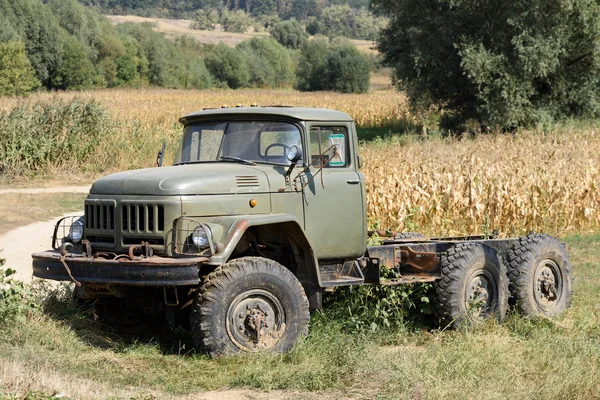 Eski kırık ve terk edilmiş Rus kamyon çiftlikleri için