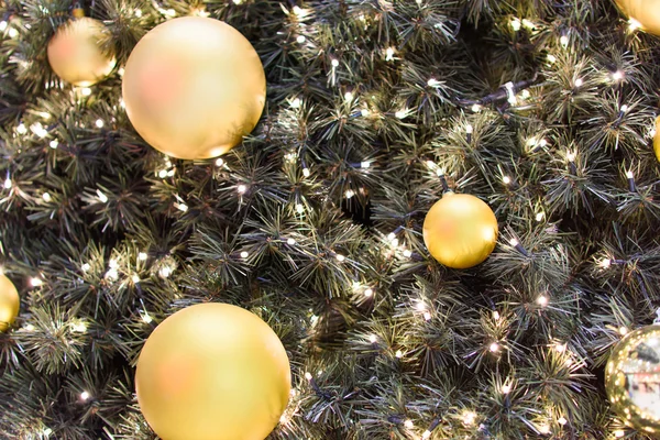 Goldene Kugeln am geschmückten Weihnachtsbaum — Stockfoto