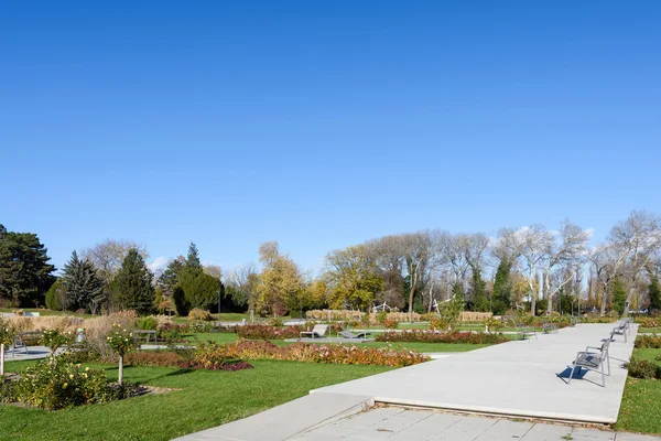 Relaxation area in danube park at financial district Vienna — Stock Photo, Image