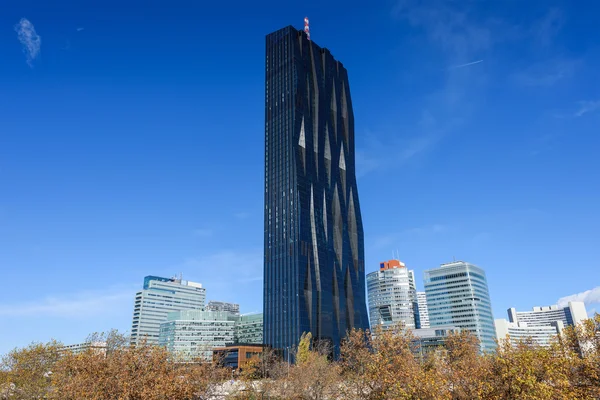 Visa på finansiella distriktet i Wien med svart torn — Stockfoto