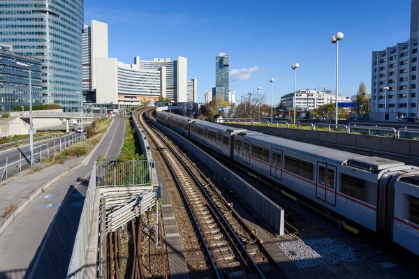 Demiryolu, tren ve Finans Merkezi Viyana'da görüntüleyin — Stok fotoğraf