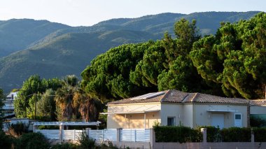 Yunanistan 'ın Asprovalta kentinde çevresi dağlarla çevrili bir ev