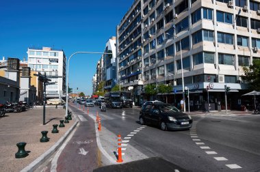 Bu SALONIKI, GREECE - 21 Eylül 2020: Güneşli bir günde bir sürü araba ve yürüyen insan