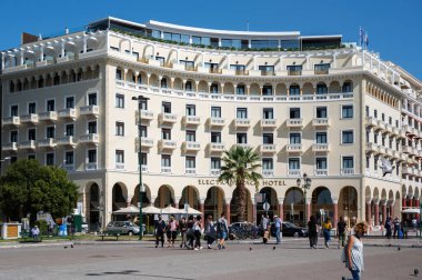 Bu SALONIKI, GREECE - 21 Eylül 2020: Yürüyen Aristo Meydanı