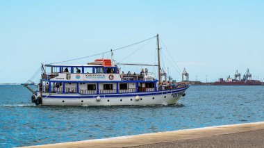 THESSALONIKI, GREECE - 21 Eylül 2020: Maliyetten ayrılan turistlerle dolu su otobüsü