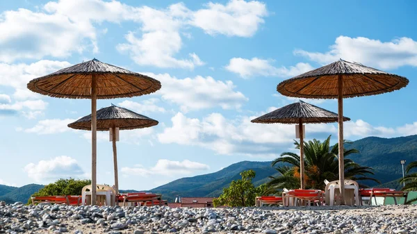 Yunanistan Asprovalta Kentindeki Arka Planında Dağlar Olan Tomruk Plaj Şemsiyeleri — Stok fotoğraf