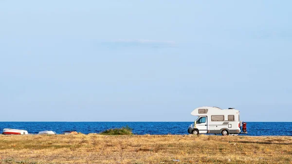 Reizen Trailer Met Zee Achtergrond Blauwe Lucht Asprovalta Griekenland — Stockfoto