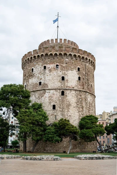 Thessaloniki Grecia Septiembre 2020 Torre Blanca Con Árboles Frente Ella — Foto de Stock
