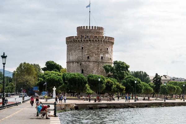 Thessaloniki Grecia Septiembre 2020 Torre Blanca Con Gente Caminando Frente — Foto de Stock