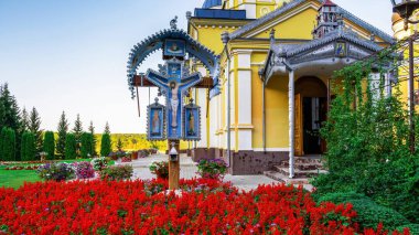 Moldova 'daki yeşillikler arasında Hancu Manastırı