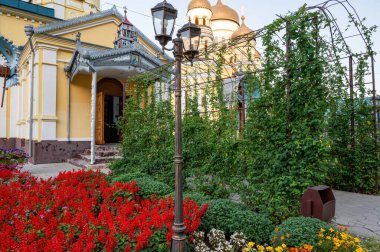 Moldova 'daki yeşillikler arasında Hancu Manastırı