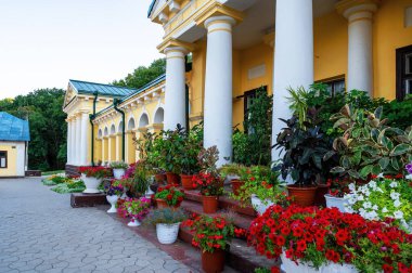 Moldova 'daki yeşillikler arasında Hancu Manastırı