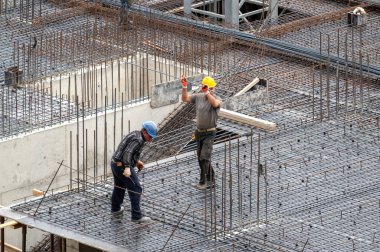CHISINAU, MOLDOVA - 4 Eylül 2020: İnşaat işçileri şantiyede çalışıyor