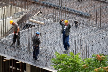 CHISINAU, MOLDOVA - 4 Eylül 2020: İnşaat işçileri şantiyede çalışıyor