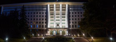 CHISINAU, MOLDOVA - 8 Eylül 2020: Önünde aydınlatma ve çoklu yeşillik ile parlamento