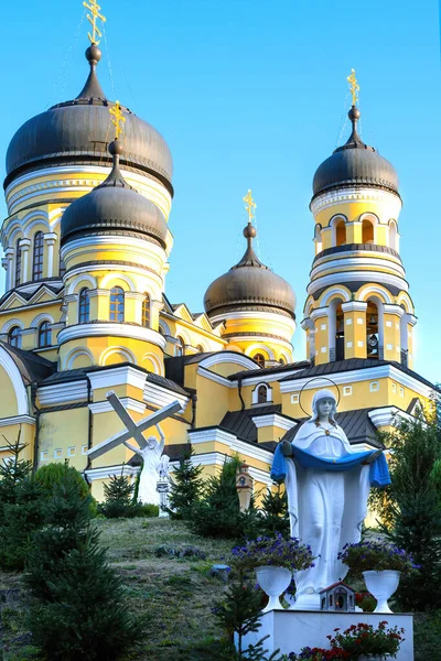 モルドバの緑の中でイエス キリストと聖母マリアの像とHancu修道院と教会 — ストック写真