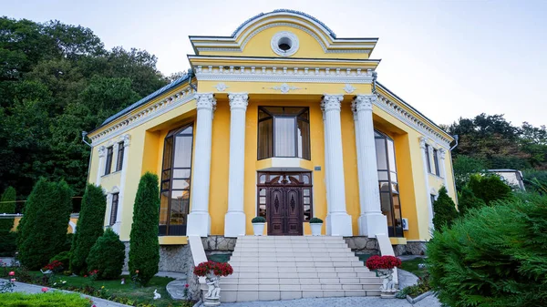 Moldova Daki Yeşillikler Arasında Hancu Manastırı — Stok fotoğraf