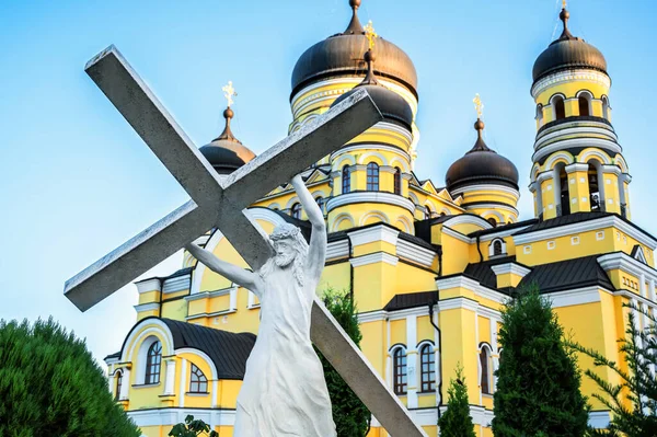 モルドバの緑の中でイエス キリストの像と漢江修道院と教会 — ストック写真