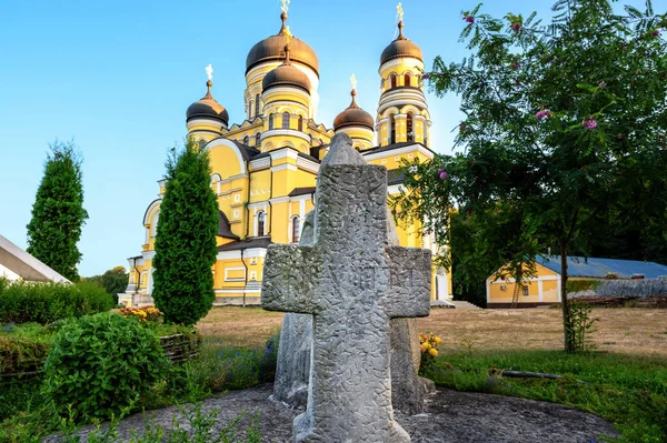 Nisporeni モルドバ 2020年9月1日 漢江修道院と教会の前に十字架の石像 晴れた日 — ストック写真