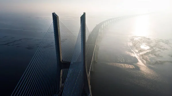 リスボン ポルトガル 2019年10月29日 タガス川を渡るヴァスコ ガマ橋 ドローンビュー — ストック写真