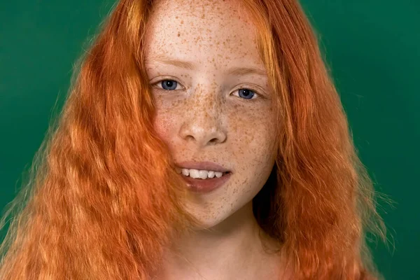 Porträtt Leende Rödhårig Flicka Med Massor Fräknar Ansiktet Och Blå — Stockfoto