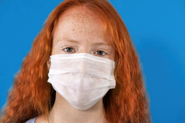 Porträtt Rödhårig Flicka Vit Medicinsk Mask Med Massor Fräknar Ansiktet — Stockfoto