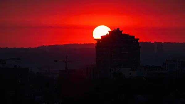 Huge Red Sun Sets Horizon Chisinau Moldova Residential Building Foreground — Stock Photo, Image