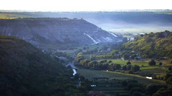 Natureza Moldávia Vale Com Rios Fluindo Árvores Exuberantes Longo Deles — Fotografia de Stock