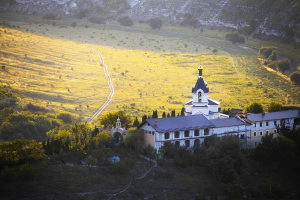 圣母玛利亚降生教堂座落在摩尔多瓦特雷布杰尼的一座山上 背景是奔流的河流和田野 — 图库照片