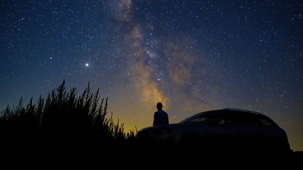 Человек Своей Машиной Смотрящий Небо Полное Сияющих Звезд Длительная Экспозиция — стоковое фото