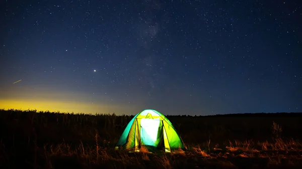 Палатка Поле Светом Внутри Небом Полным Сияющих Звезд Заднем Плане — стоковое фото