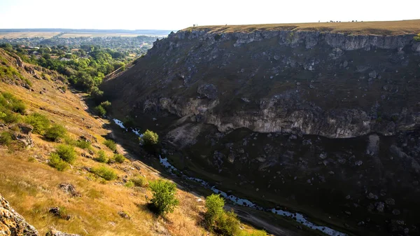 Natureza Moldávia Vale Com Rio Corrente Colinas Com Declive Rochoso — Fotografia de Stock