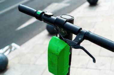 Bir elektrik paylaşım mobiletinin gidonu