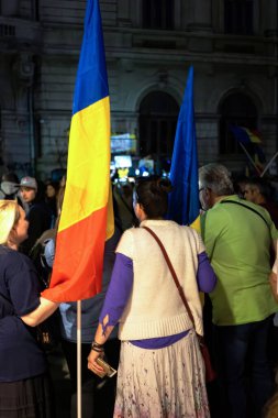 BUCHAREST, ROMANIA - 19 Eylül 2020: Birçok insan mitingde gece posterleri ve bayraklarıyla