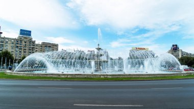 BUCHAREST, ROMANIA - 28 Eylül 2020: yol kenarında çalışan çeşme, arka planda binalar