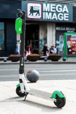 BUCHAREST, ROMANIA - 28 Eylül 2020: park edilmiş yeşil elektrikli scooter, limon paylaşım şirketi